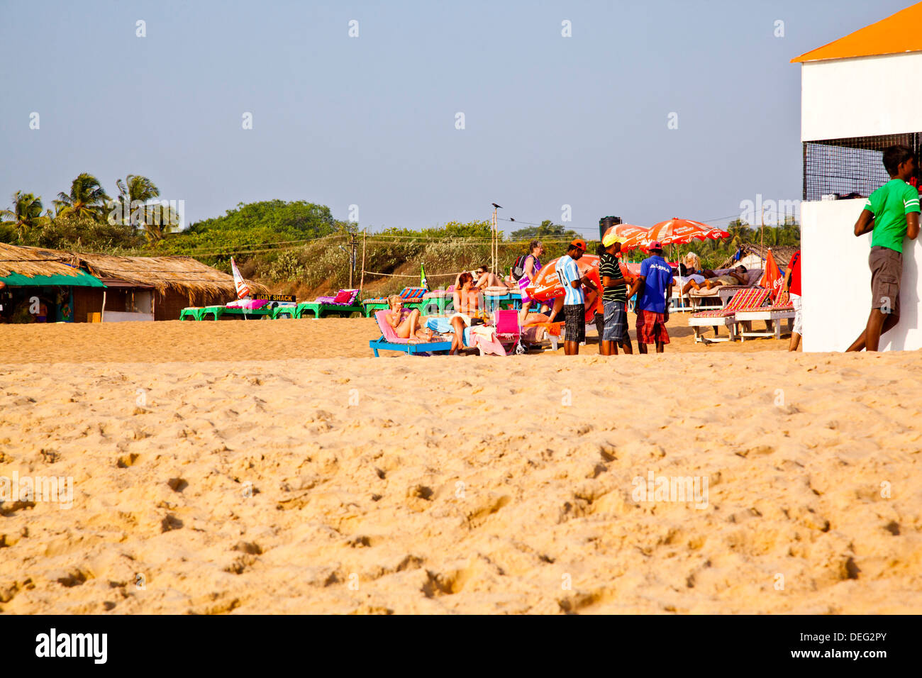 I turisti al beach resort, Goa, India Foto Stock
