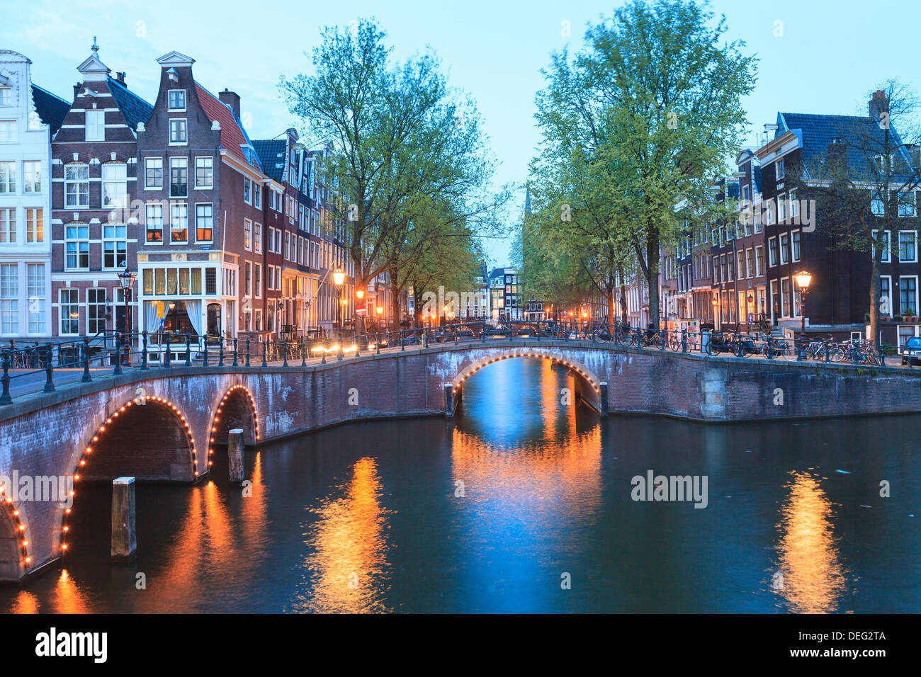 Keizersgracht e Leidsegracht canali al crepuscolo, Amsterdam, Paesi Bassi, Europa Foto Stock