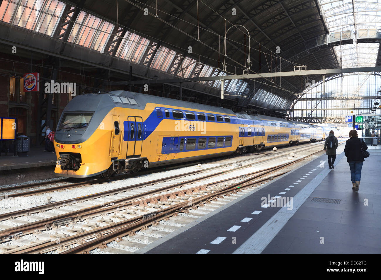 Treno Intercity in una piattaforma presso la Stazione Centrale di Amsterdam, Paesi Bassi, Europa Foto Stock