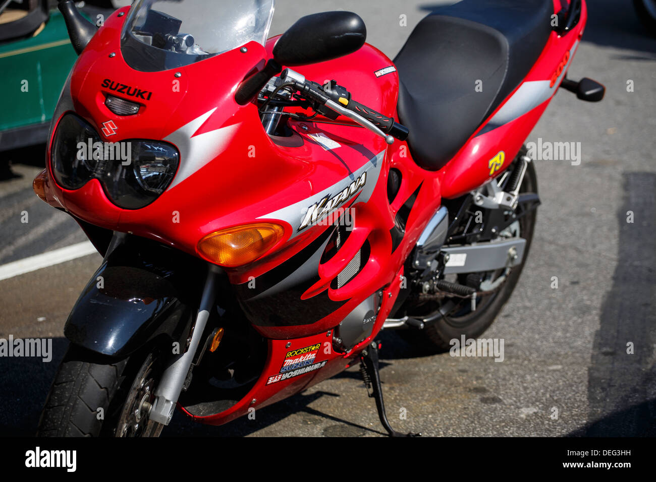 Red Suzuki Katana motocicletta sulla strada con il focus sul logo katana Foto Stock