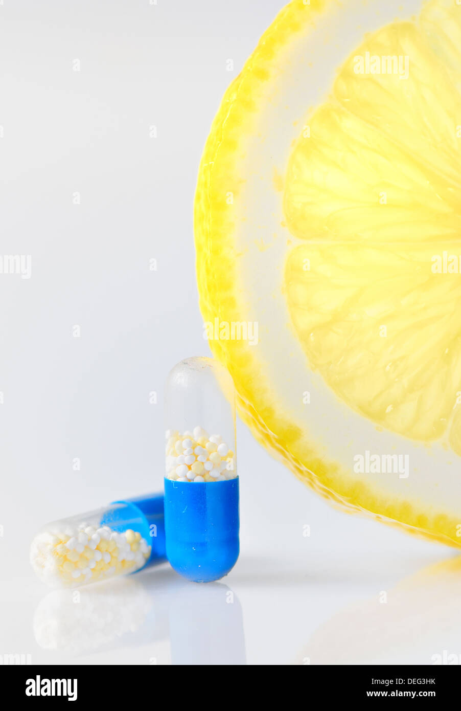 La vitamina c pillole e fetta di limone riprese in studio Foto Stock