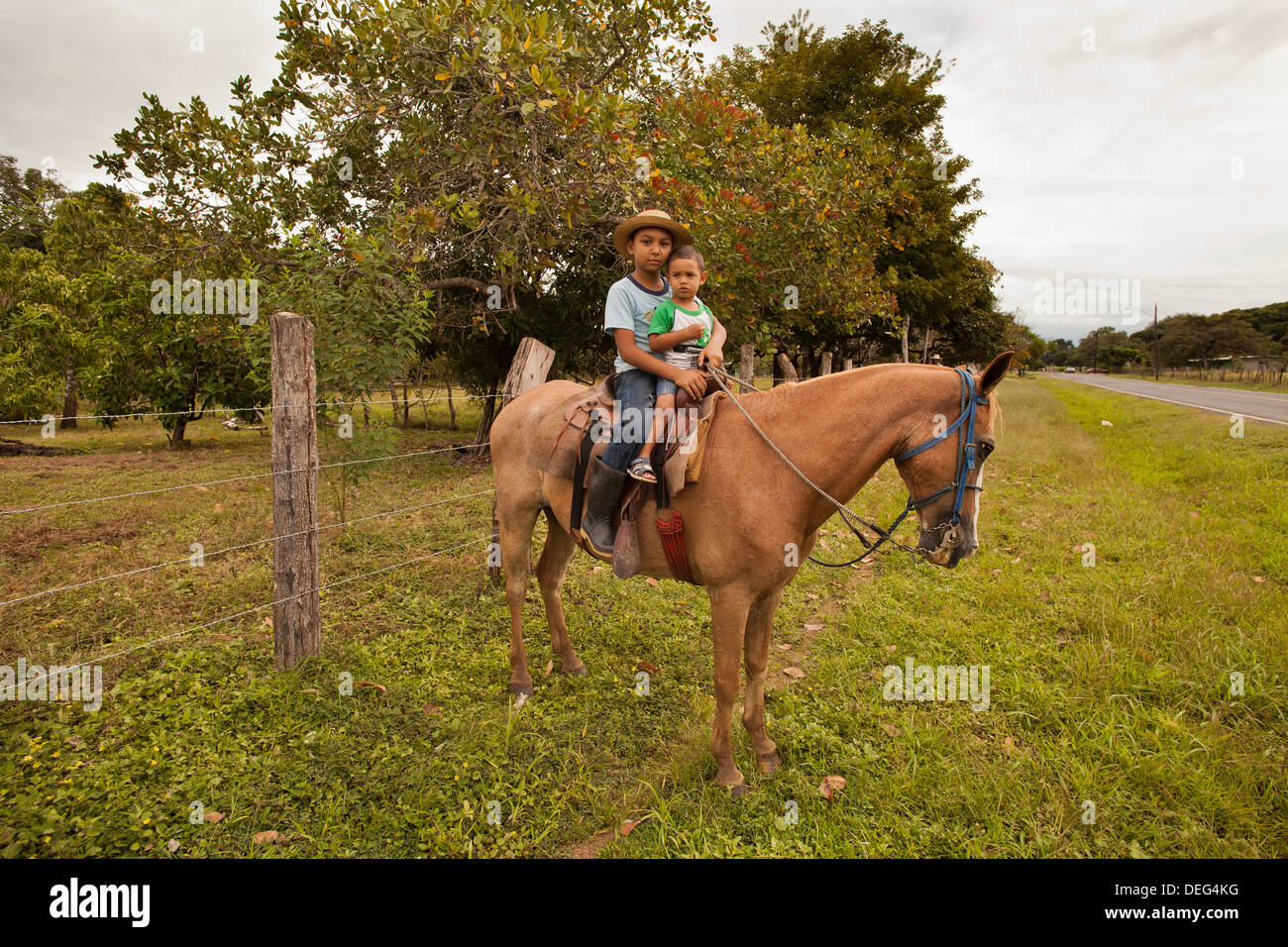 Due giovani bambini su un cavallo vicino Ola in Cocle Affitto provincia, Repubblica di Panama. Foto Stock