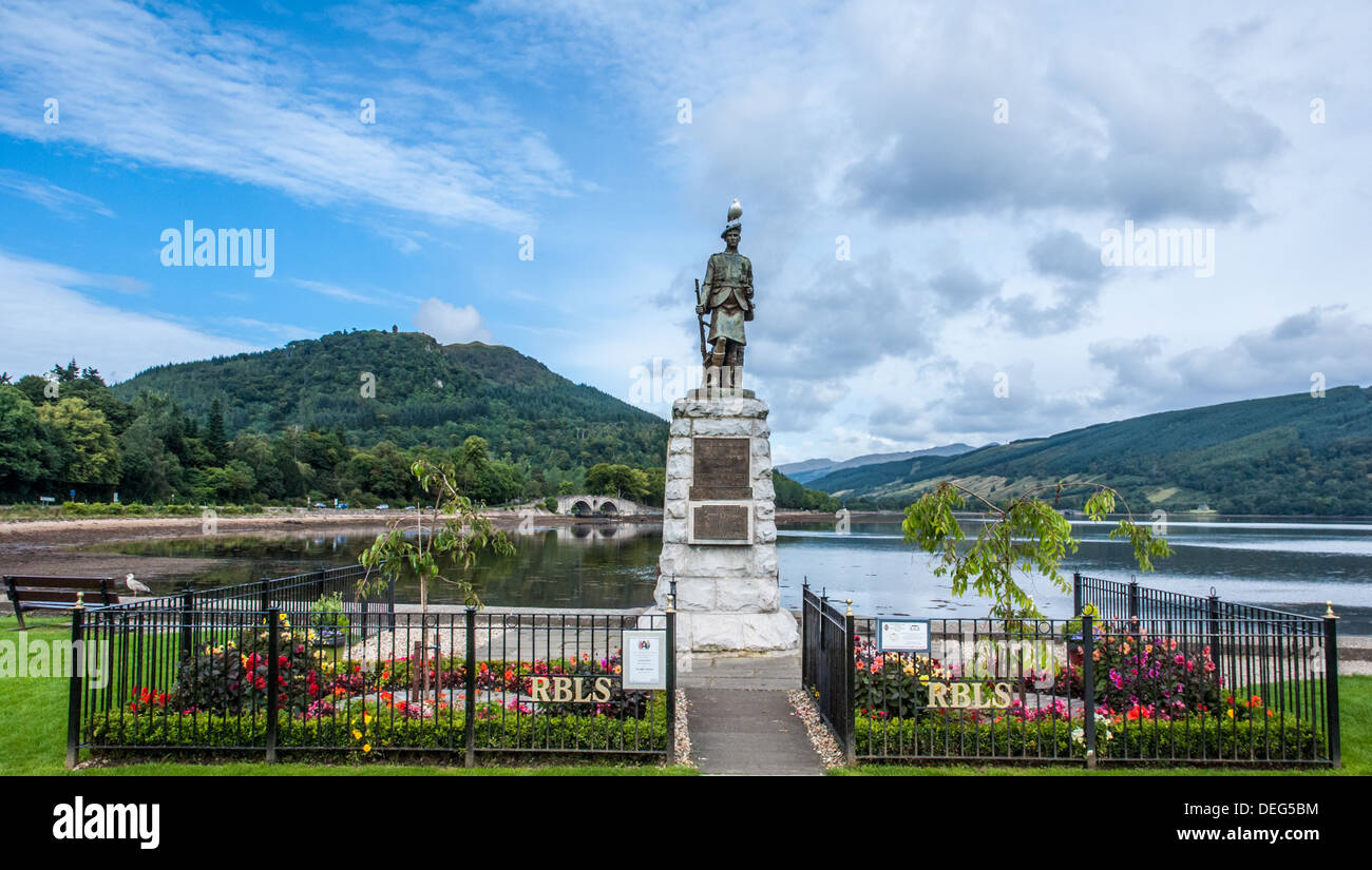 Memoriale di guerra a Inverary raffigurante un kilted Highland soldier Foto Stock