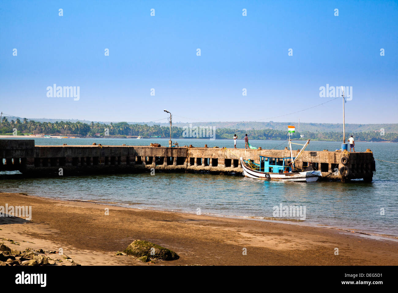 Barca a un dock, Chapora Harbour, Chapora, Bardez, Goa nord, Goa, India Foto Stock