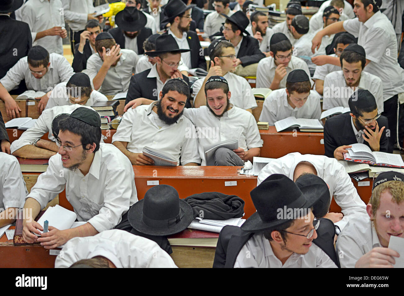 Ebrea ortodossa ragazzi studiano presso la sede Lubavitch in Crown Heights sezione di Brooklyn, New York Foto Stock