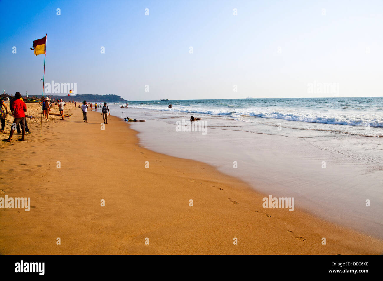 I turisti sulla spiaggia, Goa, India Foto Stock