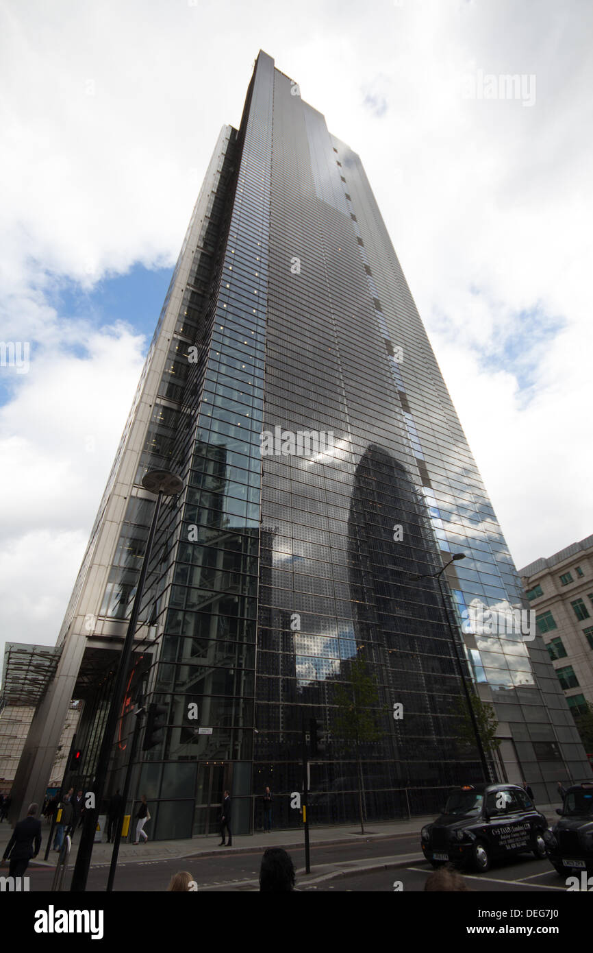 Londra, Regno Unito. Xviii Sep, 2013. I banchieri a 46 piani torre di airone su Bishopsgate, stanno contemplando chiamando in ricevitori, a causa di una riga tra le sue 3 grandi azionisti, Gerald Ronson, lo Stato riserva generale di Oman e riservate ai membri della famiglia reale saudita Credito: Ashok Saxena/Alamy Live News Foto Stock