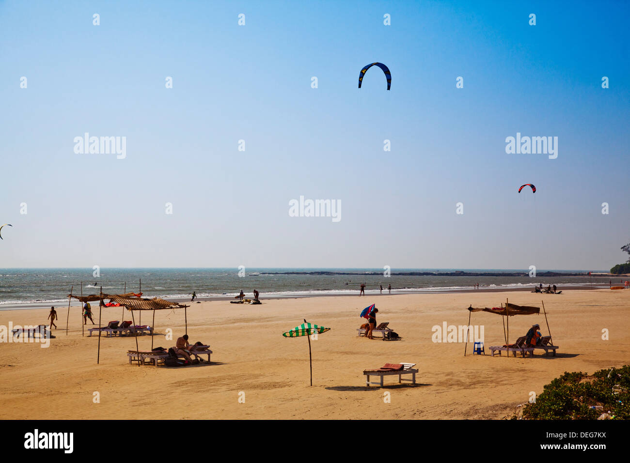 I turisti sulla spiaggia, Morjim, Goa nord, Goa, India Foto Stock