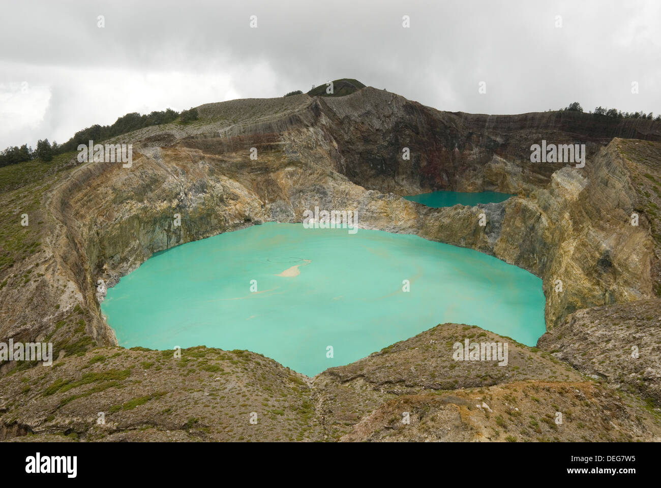 Multi-colore di laghi cratere al vertice del vulcano Kelimutu, orientale Flores, Nusa Tenggara, Indonesia, Asia sud-orientale, Asia Foto Stock