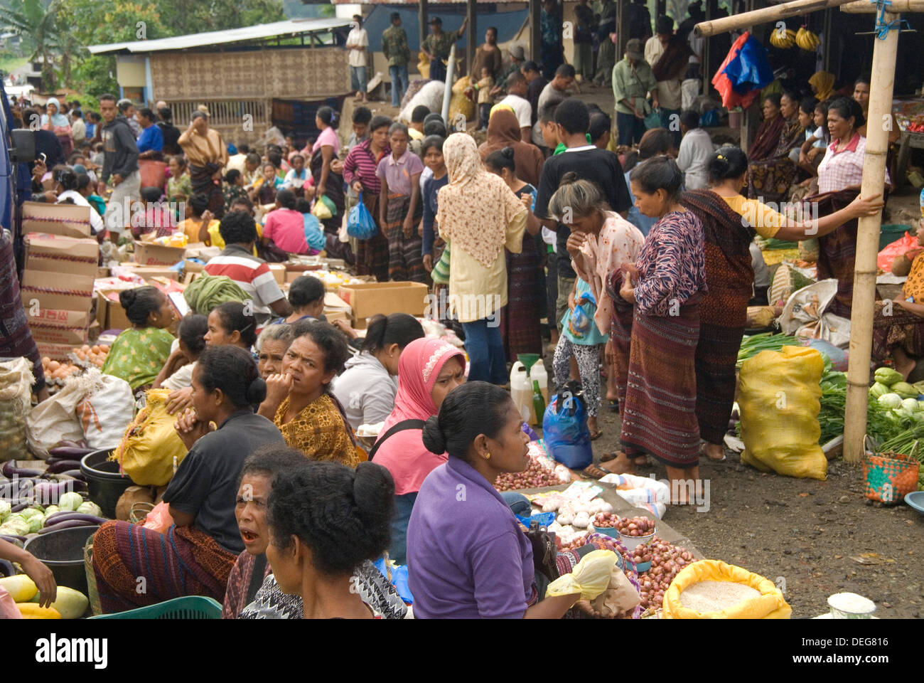 Lunedì mercato nel villaggio di Moni, sotto il vulcano Kelimutu, orientale Flores, Nusa Tenggara, Indonesia, Asia sud-orientale, Asia Foto Stock