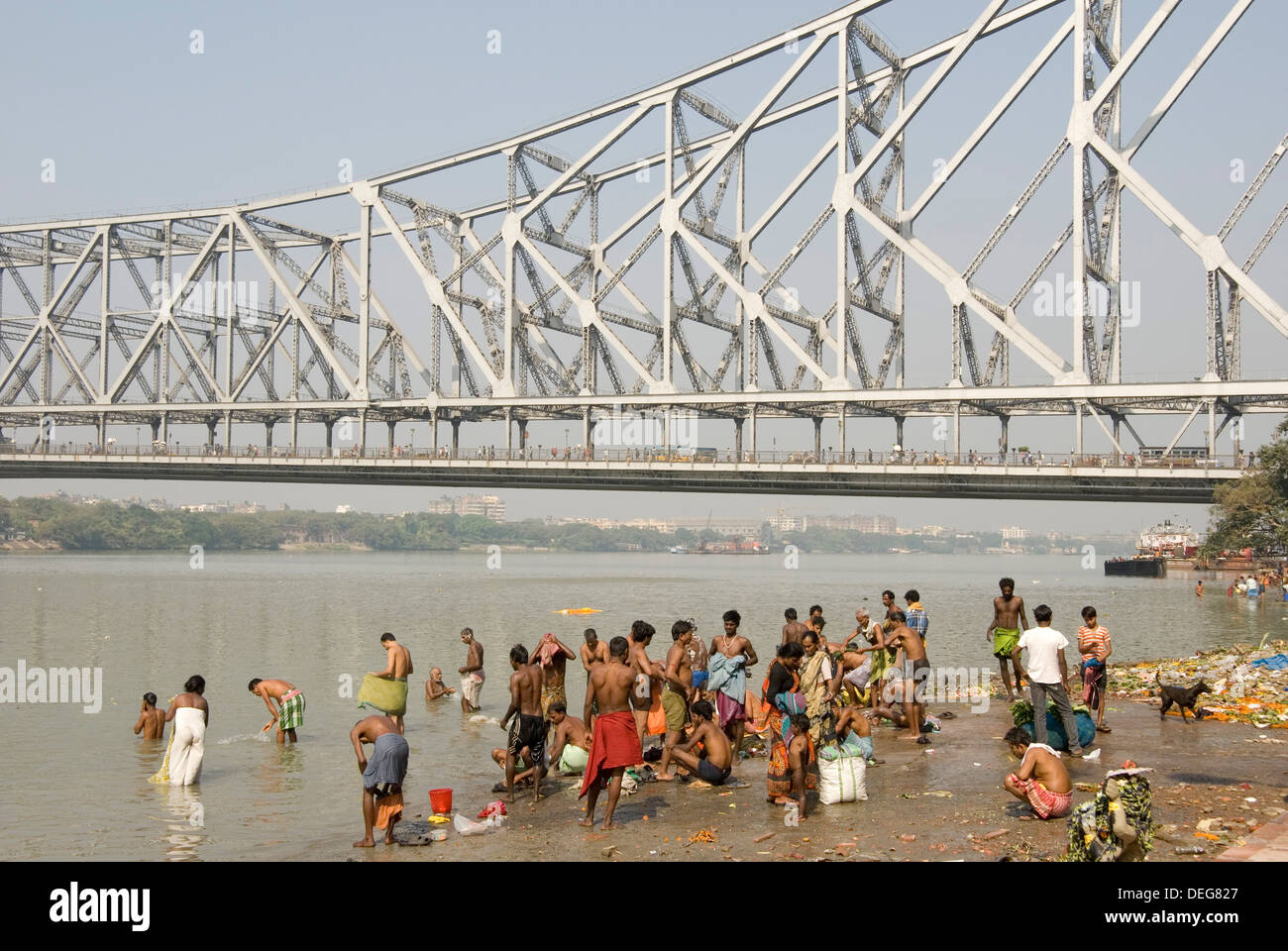 La balneazione ghat sul Fiume Hooghly, parte del fiume Gange, al di sotto di quella di Howrah Bridge, Kolkata (Calcutta), West Bengal, India, Asia Foto Stock