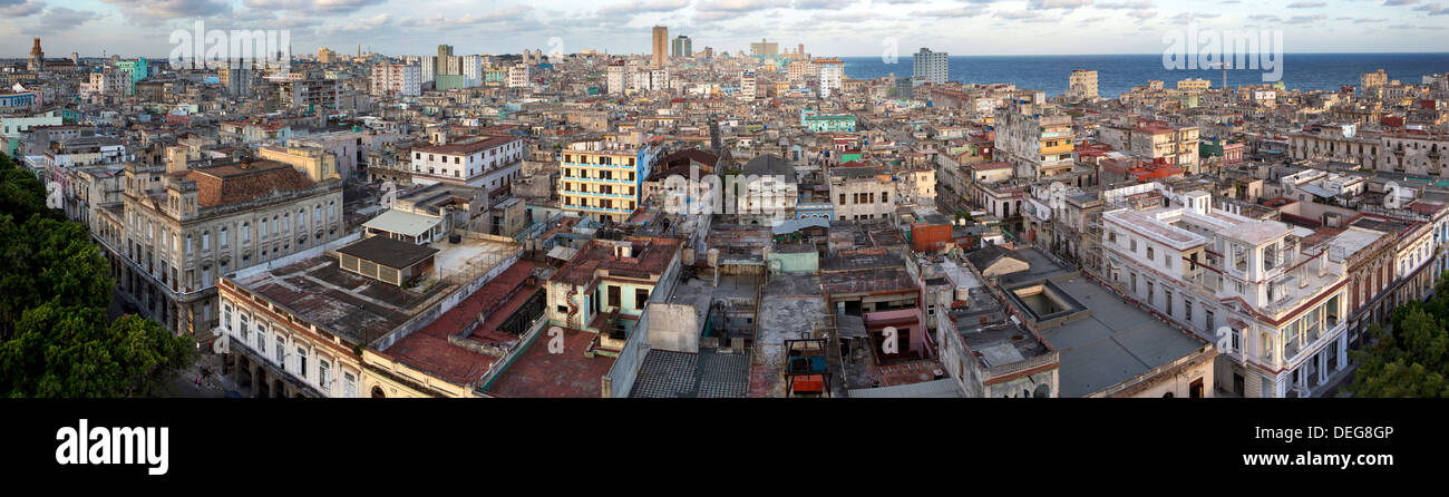 Vista panoramica su Havana Centro verso il mare dal nono piano dell Hotel Seville, Havana, Cuba, West Indies Foto Stock