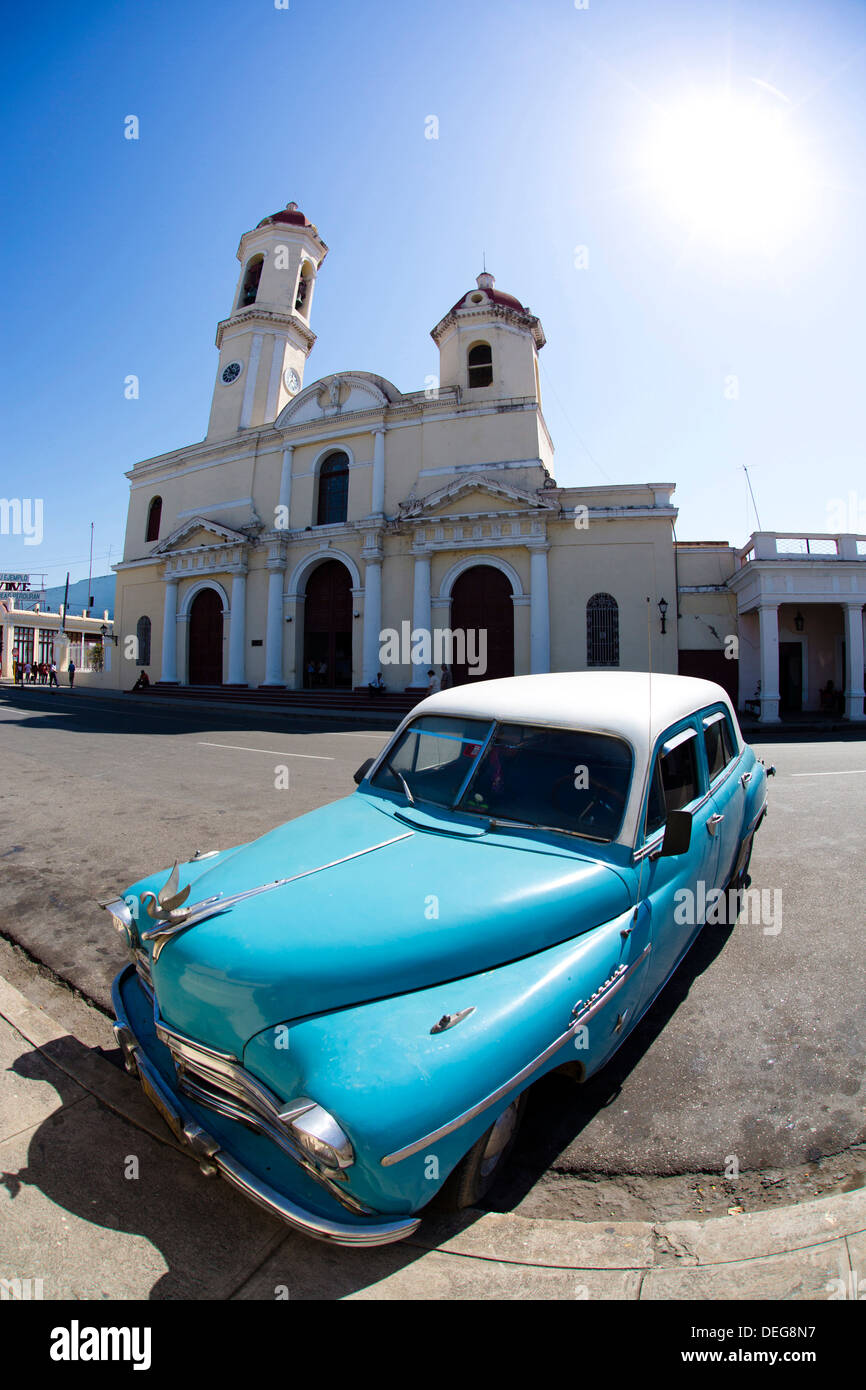 Immagine fisheye di vintage americano auto e chiesa, Parc Jose Marti, Cienfuegos, Sito Patrimonio Mondiale dell'UNESCO, Cuba, West Indies Foto Stock