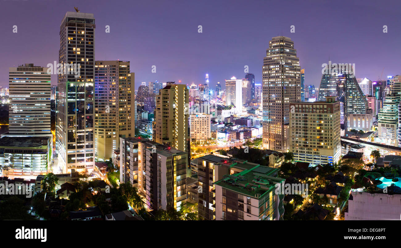 Vista panoramica di Bangkok di notte da Rembrandt Hotel and Towers Sukhumvit 18 Bangkok, Thailandia, Sud-est asiatico, in Asia Foto Stock