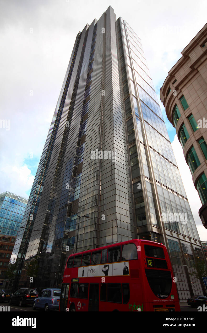 Londra, Regno Unito. Xviii Sep, 2013. I banchieri a 46 piani torre di airone su Bishopsgate, stanno contemplando chiamando in ricevitori, a causa di una riga tra le sue 3 grandi azionisti, Gerald Ronson, lo Stato riserva generale di Oman e riservate ai membri della famiglia reale saudita Credito: Ashok Saxena/Alamy Live News Foto Stock