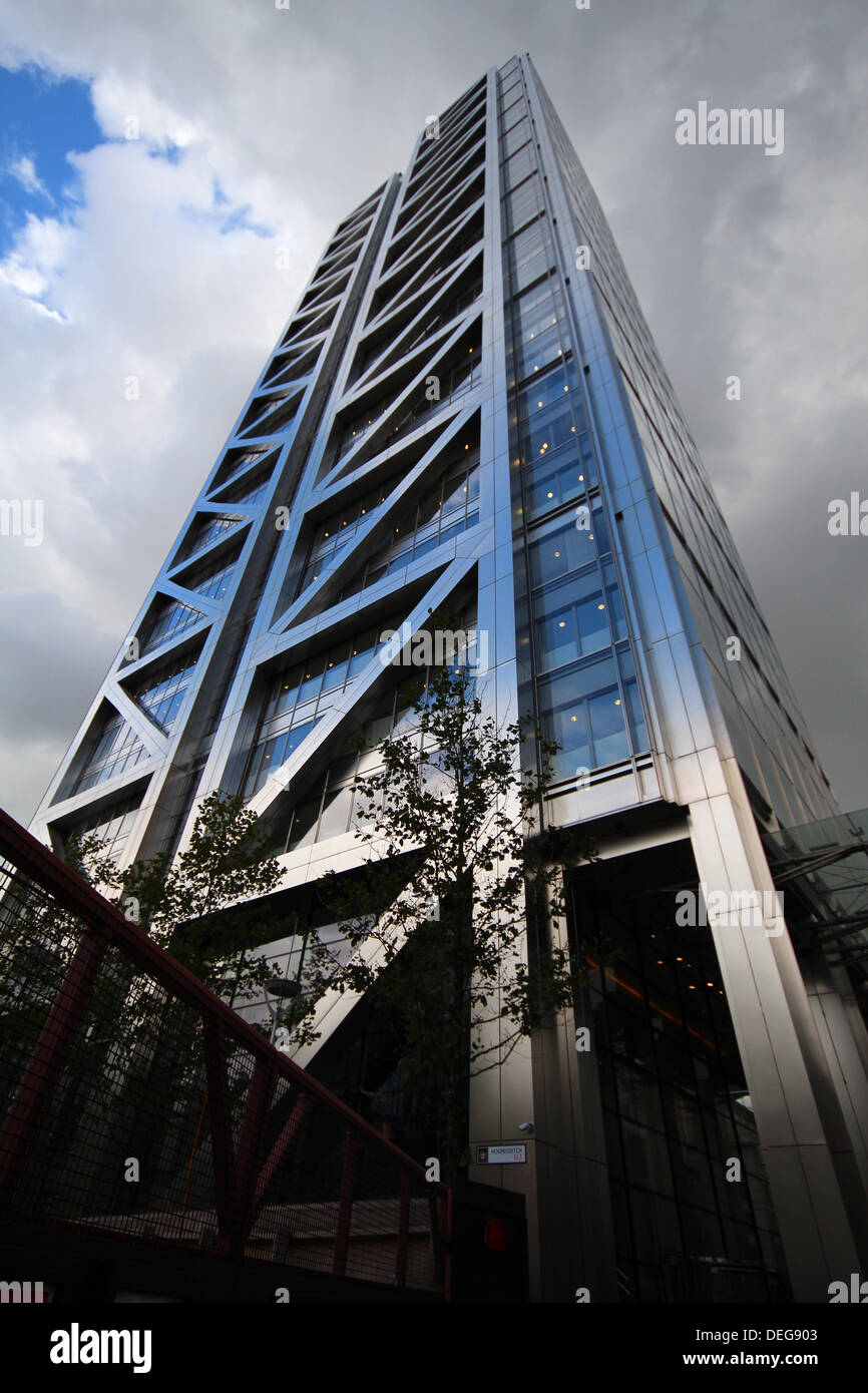Londra, Regno Unito. Xviii Sep, 2013. I banchieri a 46 piani torre di airone su Bishopsgate, stanno contemplando chiamando in ricevitori, a causa di una riga tra le sue 3 grandi azionisti, Gerald Ronson, lo Stato riserva generale di Oman e riservate ai membri della famiglia reale saudita Credito: Ashok Saxena/Alamy Live News Foto Stock