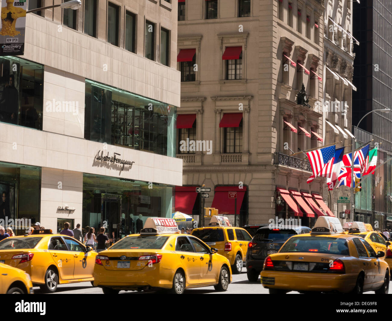 Salvatore Ferragamo e Cartier Jewelers vetrine del negozio sulla Fifth Avenue, New York Foto Stock