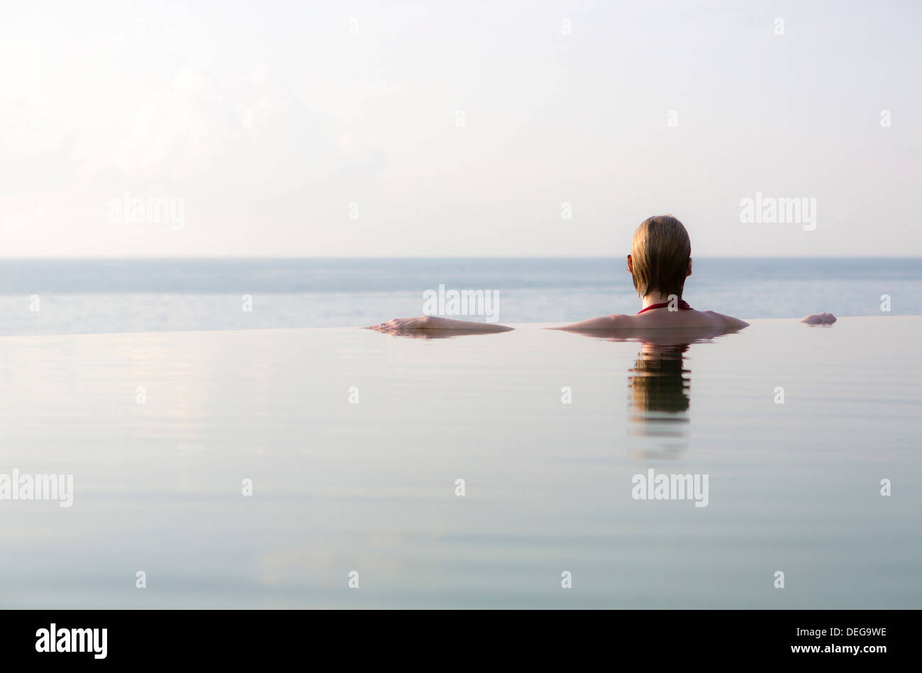 La donna in una piscina infinity affacciata sul mare, Koh Samui, Thailandia, Sud-est asiatico, in Asia Foto Stock