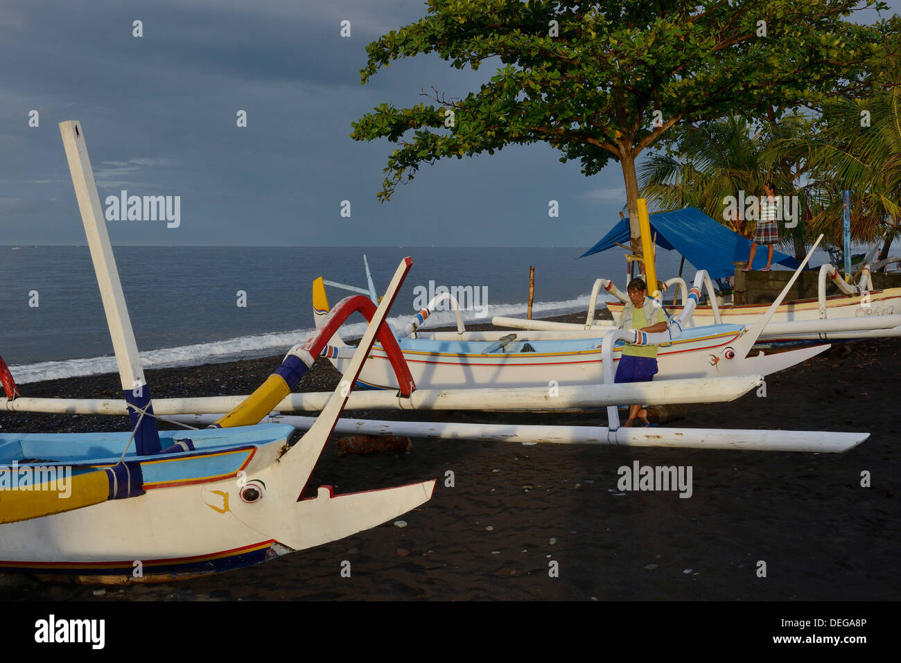 Indonesia, isola di Bali, Amed village, tradizionale barca da pesca sulla sabbiosa spiaggia nera Foto Stock