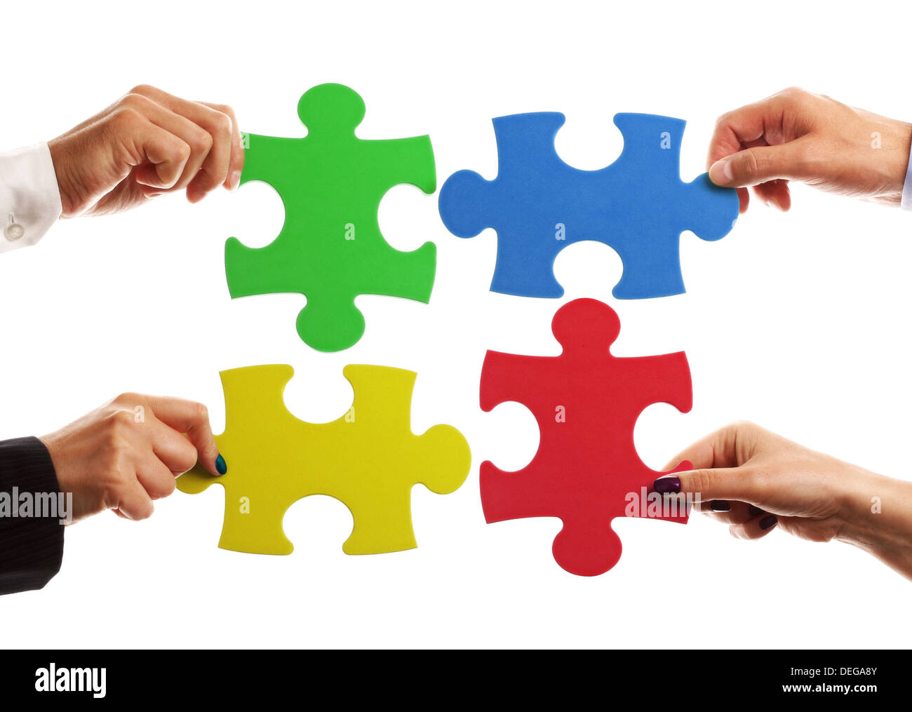 Il lavoro di squadra una strategia o un concetto di partnership con il team aziende azienda jigsaw pezzi insieme Foto Stock