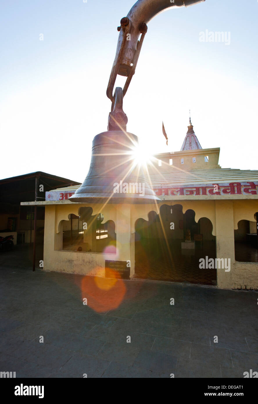 Bell appeso davanti di un tempio, Bhimashankar tempio di Pune, Maharashtra, India Foto Stock