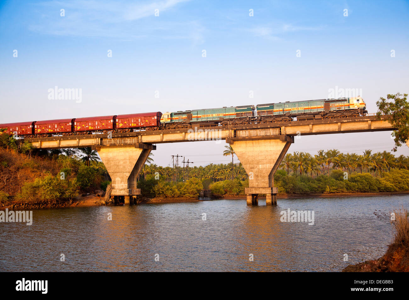 Treno in movimento su di un ponte su un fiume Panaji Goa in India Foto Stock