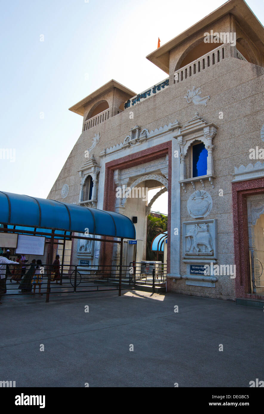 Ingresso di un tempio Shri Devasthan Shaneshwar, Shani Shingnapur, Ahmednagar, Maharashtra, India Foto Stock