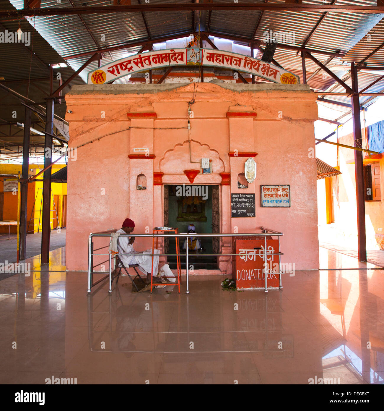Sacerdote a un tempio, Narsi Namdev, Hingoli, Maharashtra, India Foto Stock