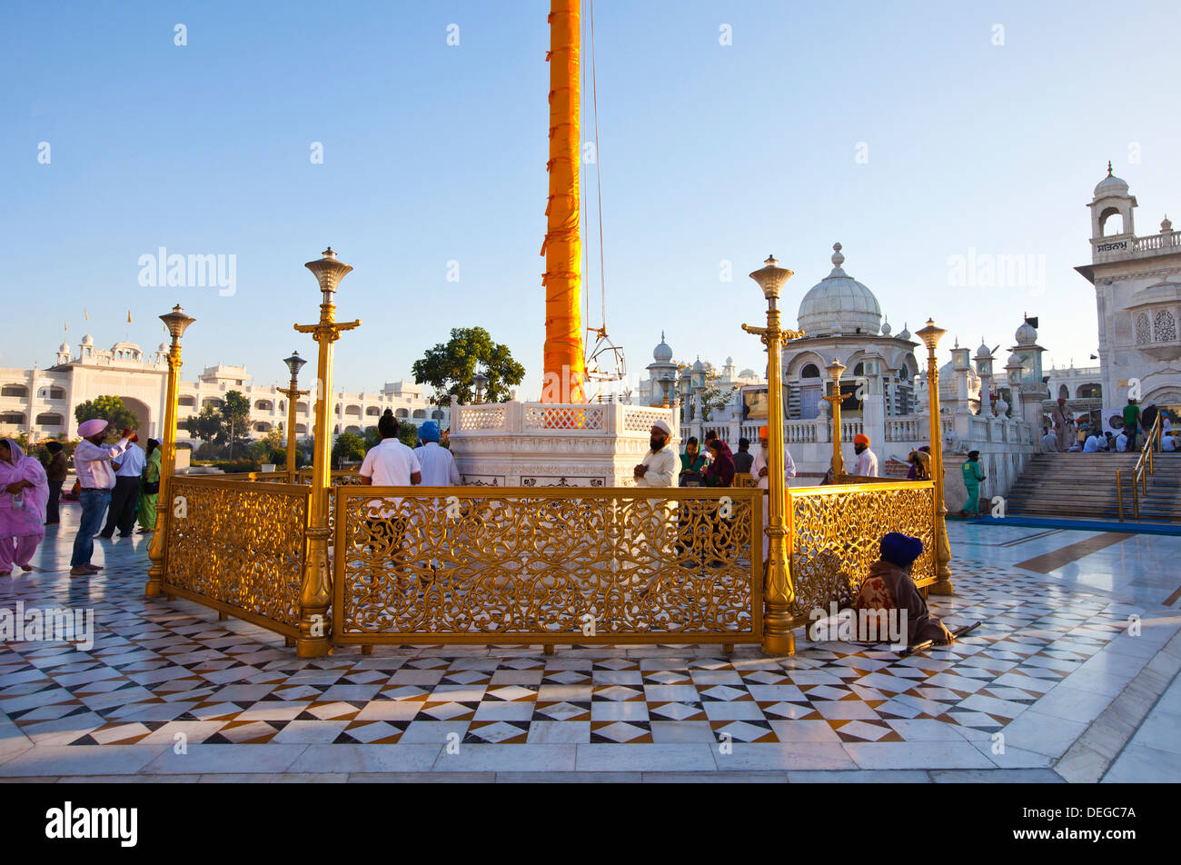 Colonna di grandi dimensioni a un gurudwara, Hazur Sahib, Nanded, Maharashtra, India Foto Stock