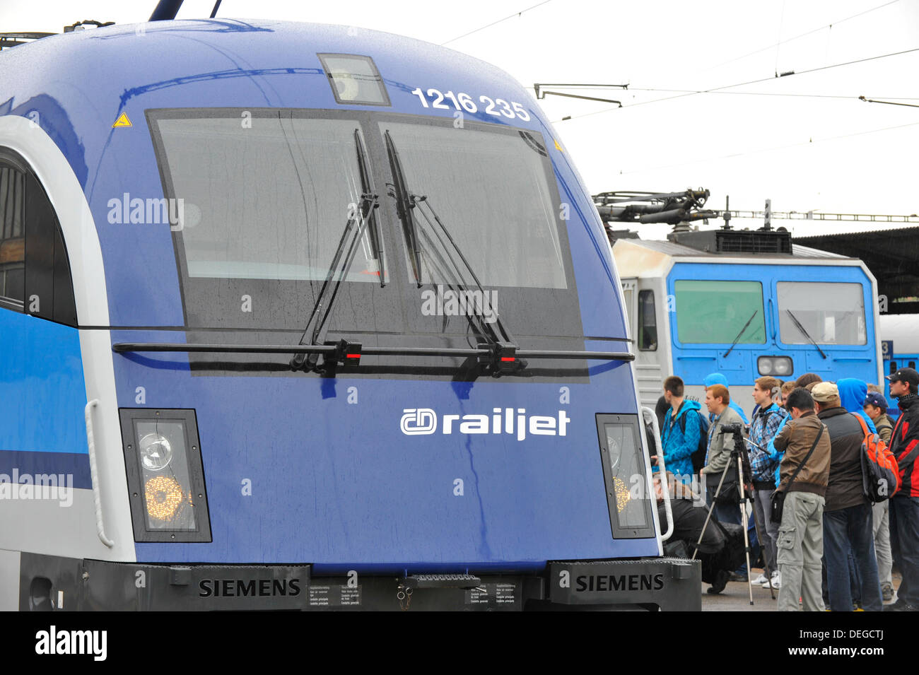 Le ferrovie ceche (CD) ha presentato la prima locomotiva elettrica Taurus da Siemens con il logo e il colore delle ferrovie ceche. Taurus guiderà tra Praga e Brno, Vienna e Graz unità railjet a partire dal mese di dicembre 2014. Ci saranno sette locomotori così come unità, ma sono solo noleggiato da Ferrovie austriache. La prima locomotiva fu chiamato lo spirito di Brno. Taurus è visto presso la stazione ferroviaria centrale di Brno, in Repubblica ceca, 18 settembre 2013. (CTK foto/Vaclav Salek) Foto Stock