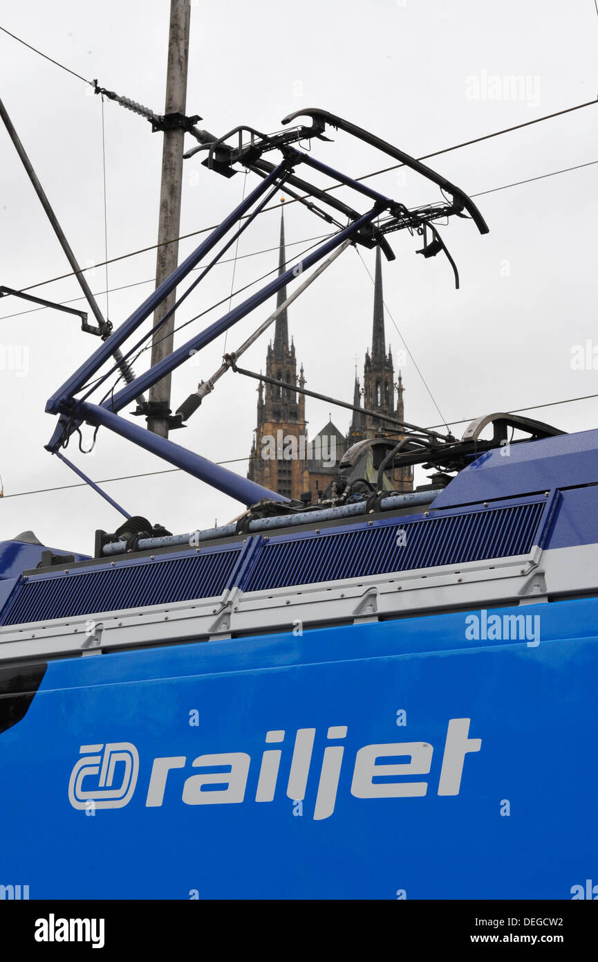 Le ferrovie ceche (CD) ha presentato la prima locomotiva elettrica Taurus da Siemens con il logo e il colore delle ferrovie ceche. Taurus guiderà tra Praga e Brno, Vienna e Graz unità railjet a partire dal mese di dicembre 2014. Ci saranno sette locomotori così come unità, ma sono solo noleggiato da Ferrovie austriache. La prima locomotiva fu chiamato lo spirito di Brno. Taurus è visto presso la stazione ferroviaria centrale di Brno, in Repubblica ceca, 18 settembre 2013. (CTK foto/Vaclav Salek) Foto Stock