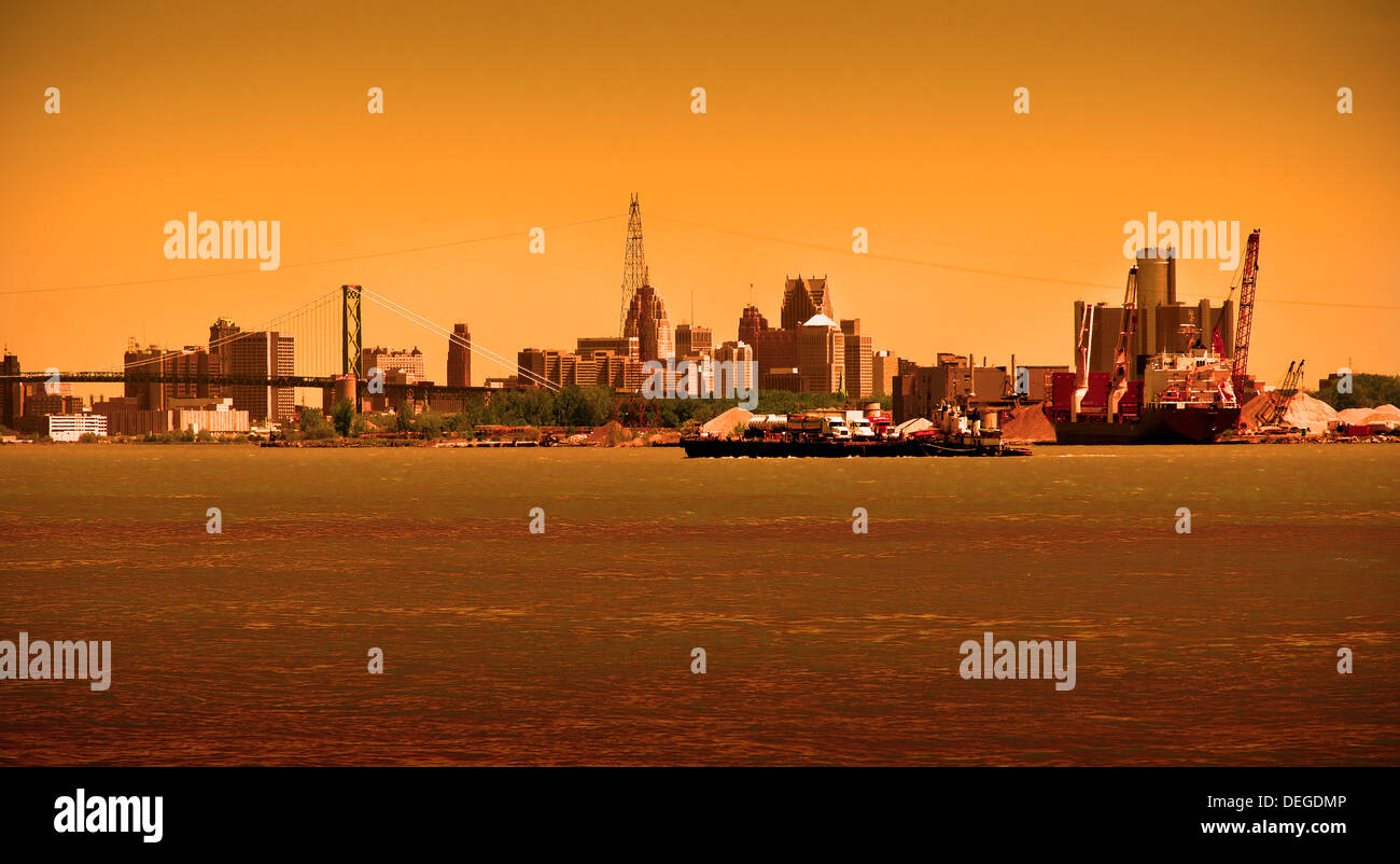 Paesaggio urbano di Detroit all'alba sul Fiume Detroit Foto Stock