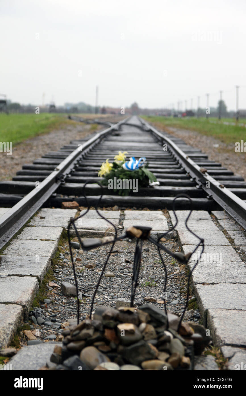 Memorial alla fine dei binari del treno in Auschwitz. Foto Stock