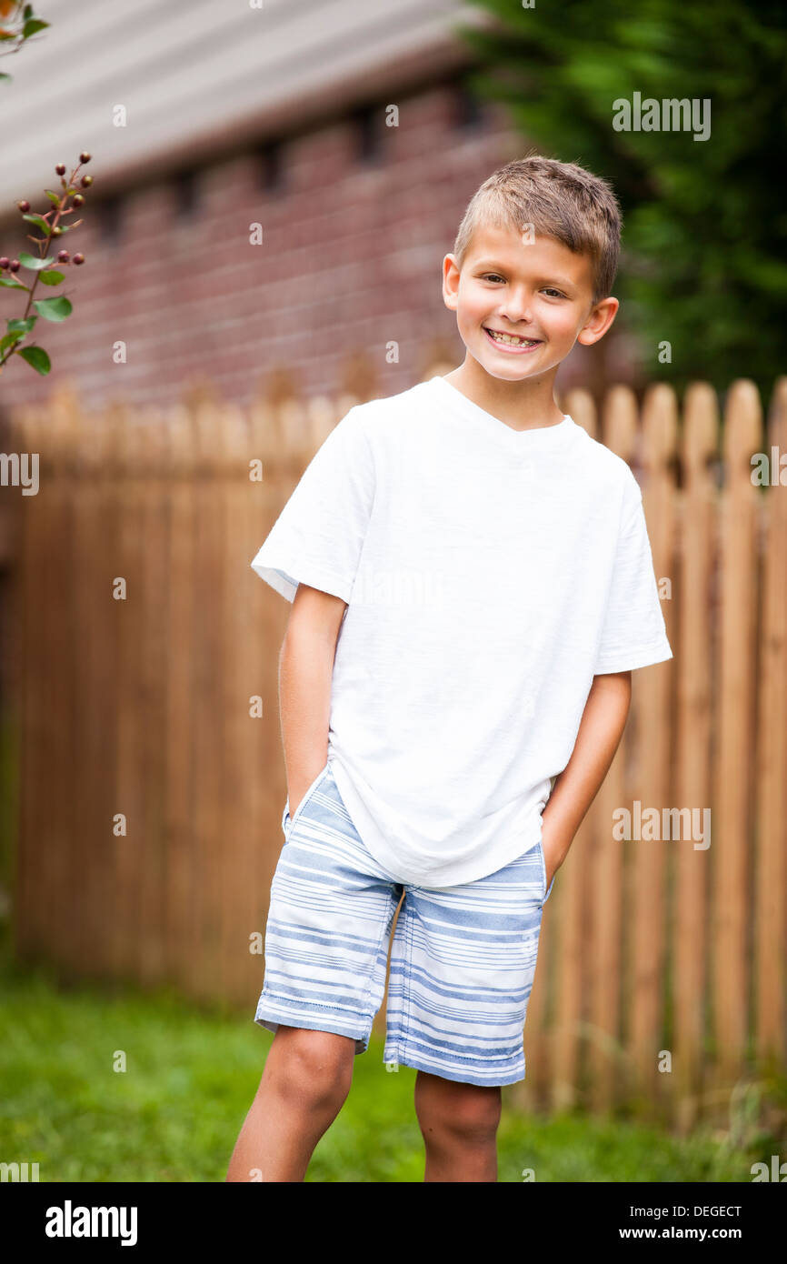 Ritratto di ragazzo con le mani nelle tasche Foto Stock