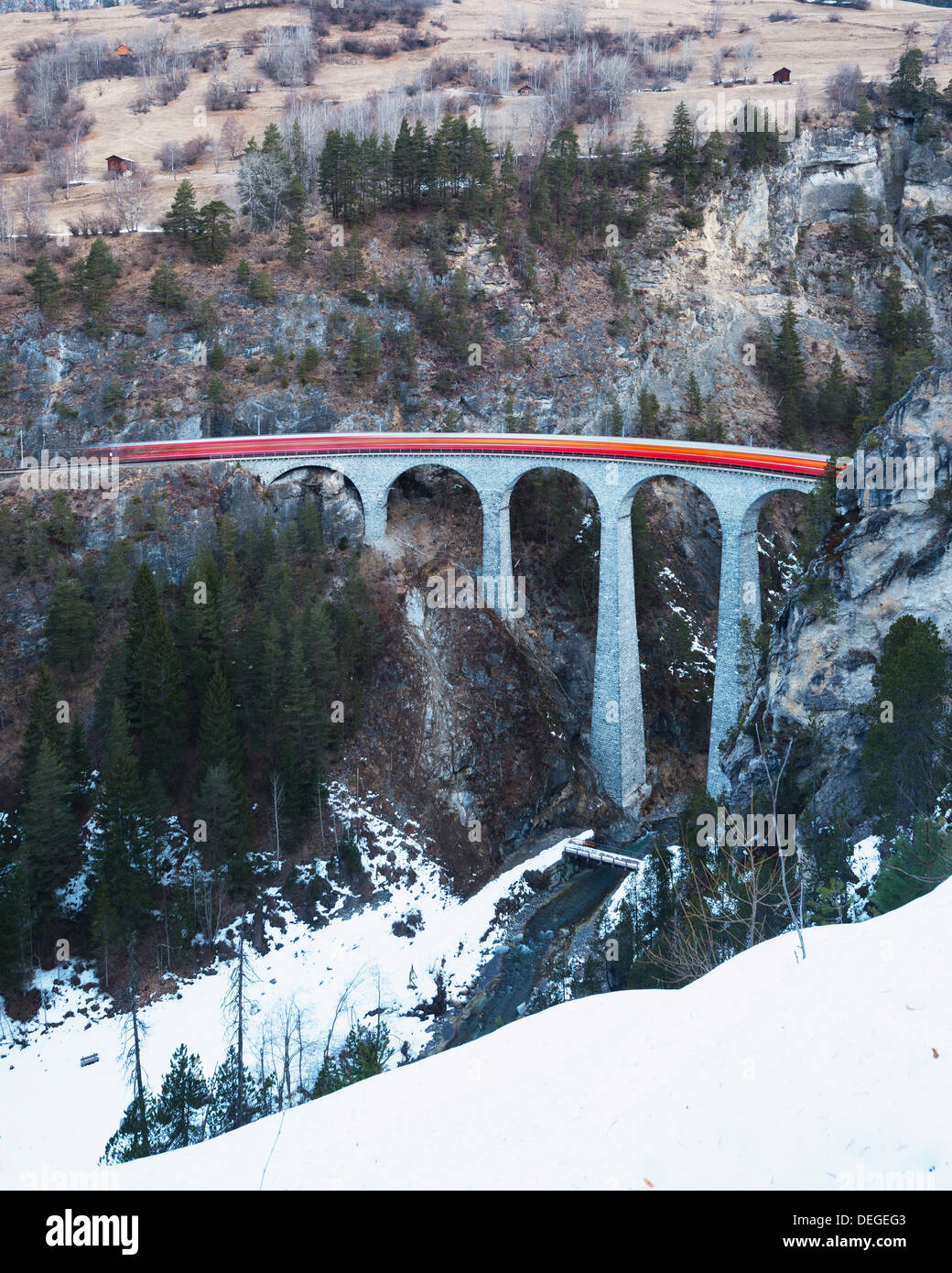 Il viadotto Landwasser, Bernina Express linea ferroviaria, Sito Patrimonio Mondiale dell'UNESCO, Grigioni, alpi svizzere, Svizzera, Europa Foto Stock