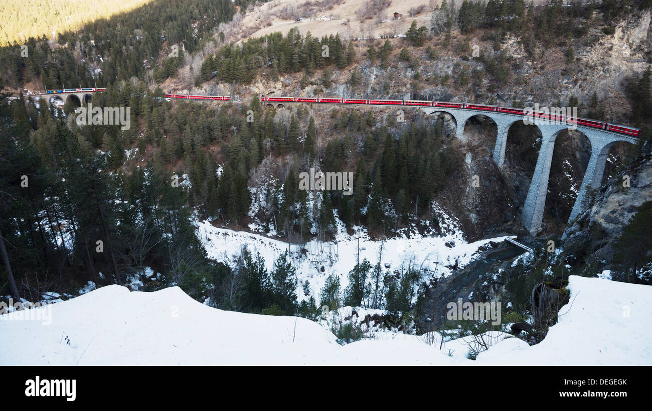 Il viadotto Landwasser, Bernina Express linea ferroviaria, Sito Patrimonio Mondiale dell'UNESCO, Grigioni, alpi svizzere, Svizzera, Europa Foto Stock