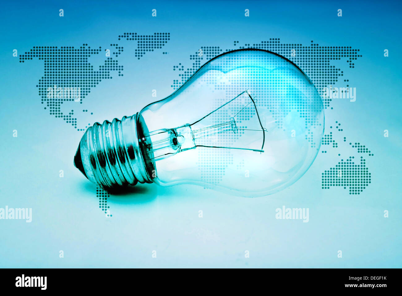 Lampadina della luce. Lampadina classica su sfondo blu con mappa del mondo. Foto Stock
