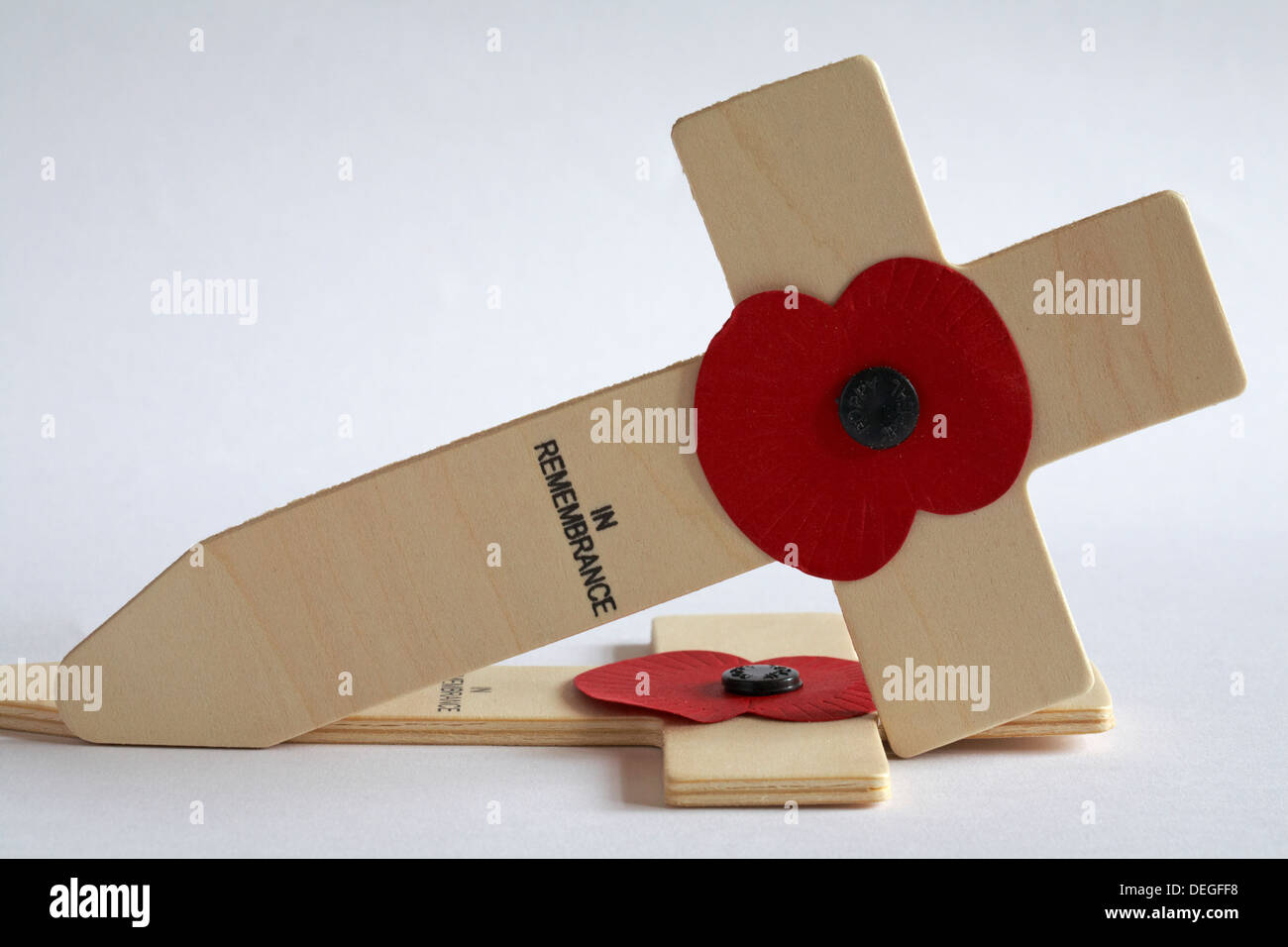 British Legion papaveri rossi in ricordo attraversa impostato su sfondo bianco Foto Stock