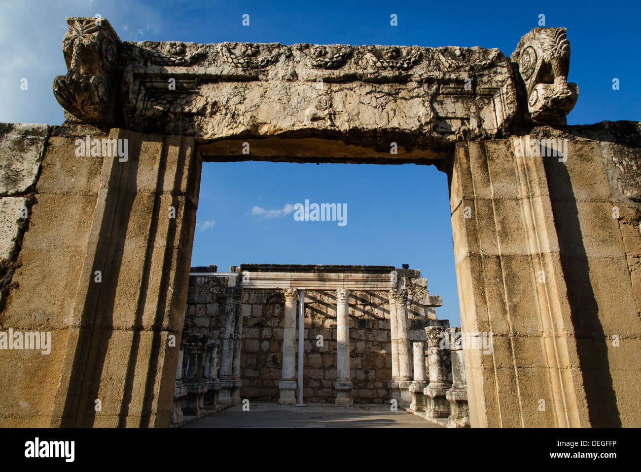 Le rovine della vecchia sinagoga a Cafarnao, presso il mare di Galilea, Israele, Medio Oriente Foto Stock