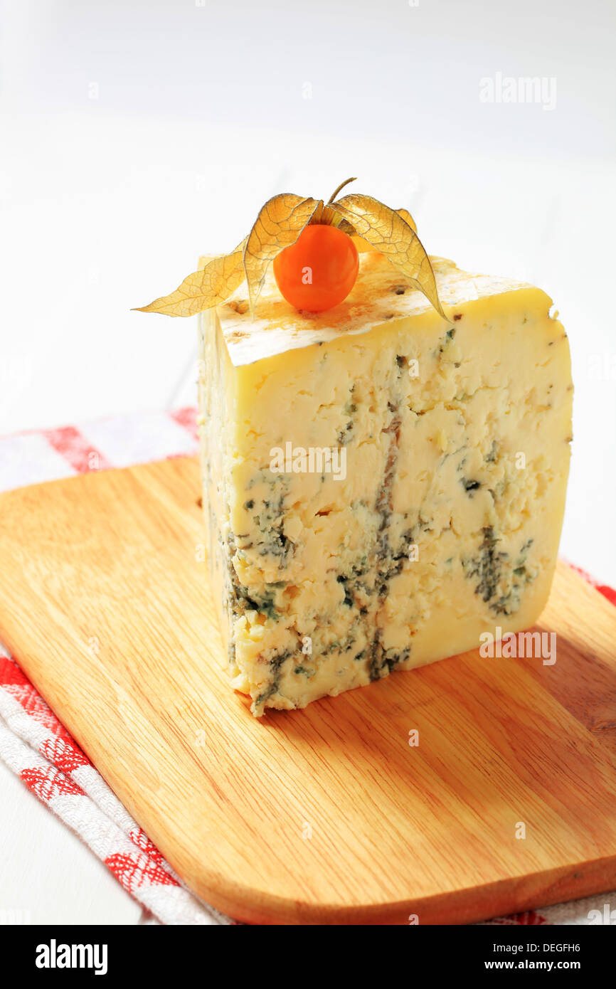 Cuneo di formaggio blu sul bordo di taglio Foto Stock