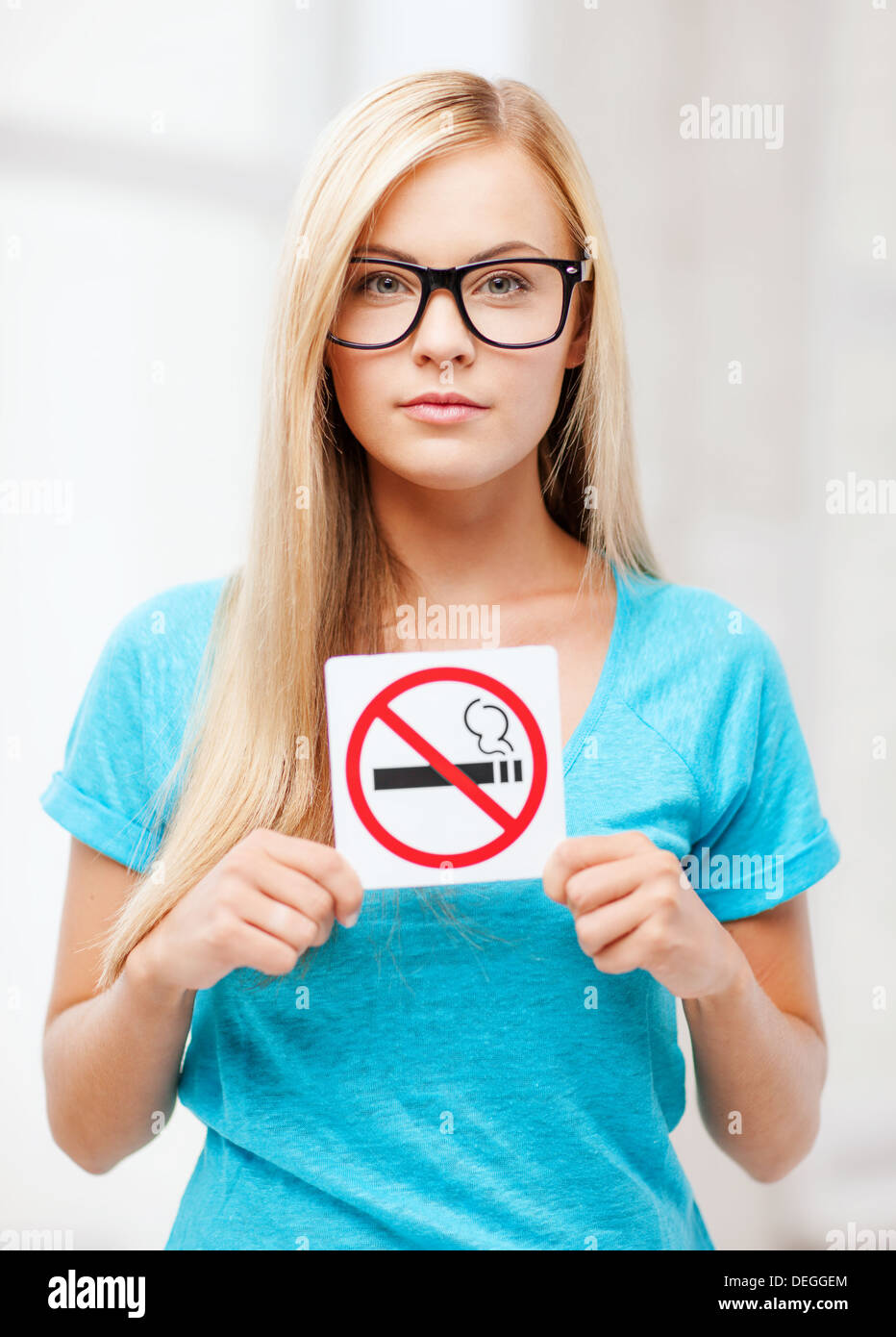 Donna con fumatori segno di restrizione Foto Stock