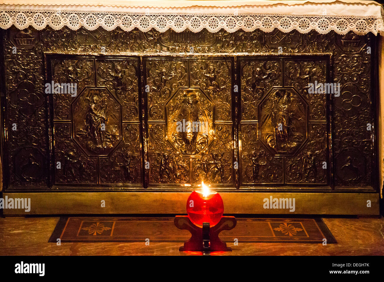 Candela votiva bruciare nel Duomo di Milano, Milano, Lombardia, Italia Foto Stock