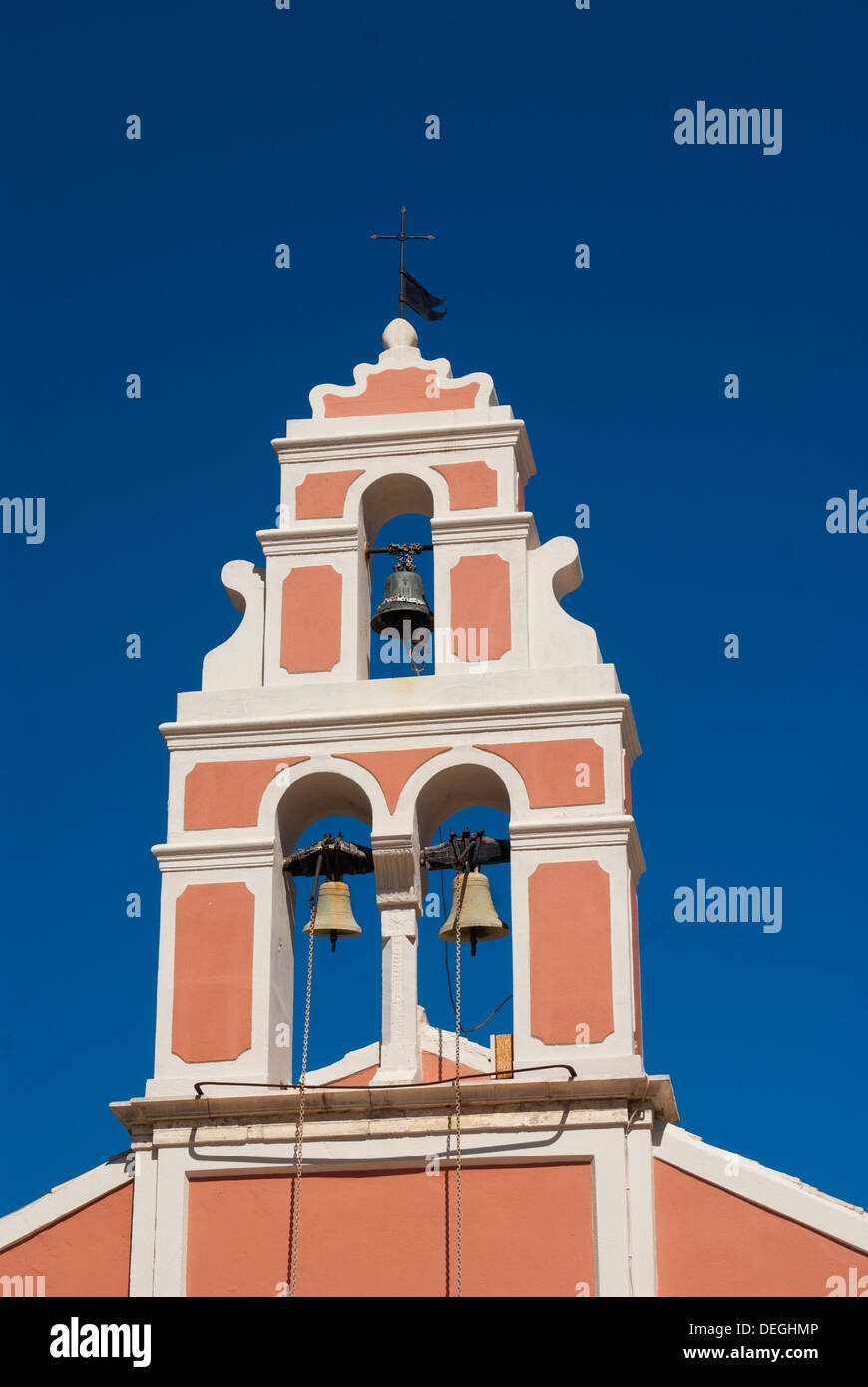 Campanile della chiesa appesi da arco della torre campanaria, Fiskardo Kefallonia Grecia Foto Stock