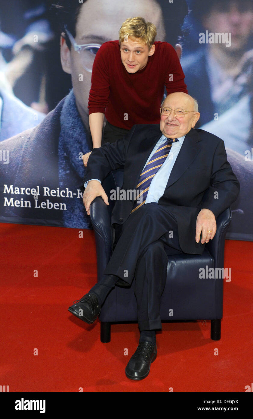 (Dpa-file) - Un file immagine datata 18 marzo 2009 mostra attore Matthias Schweighoefer (L) e il polacco-tedesco nato scrittore e critico letterario Marcel Reich-Ranicki posa per la telecamera durante la premiere del film 'Marcel Reich-Ranicki: nella mia vita" a Cinenova a Colonia, in Germania. Marcel Reich-Ranicki è deceduto il 18 settembre 2013 all'età di 93, come media dei rapporti. Foto: Joerg Carstensen Foto Stock