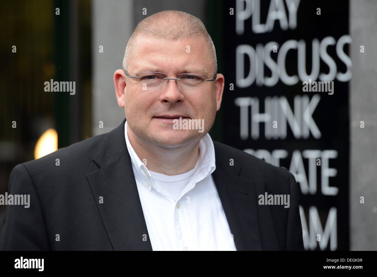 Henrik Tesch, capo della politica e impegno sociale di Microsoft Germania, arriva in corrispondenza della apertura di Microsoft Cafe 'Digital Eatery' a Unter den Linden di Berlino, Germania, 18 settembre 2013. Presso la nuova sede progettata come cafe e showroom i visitatori possono eseguire test di Microsoft hardware e software sul sito. Foto: Jens KALAENE Foto Stock