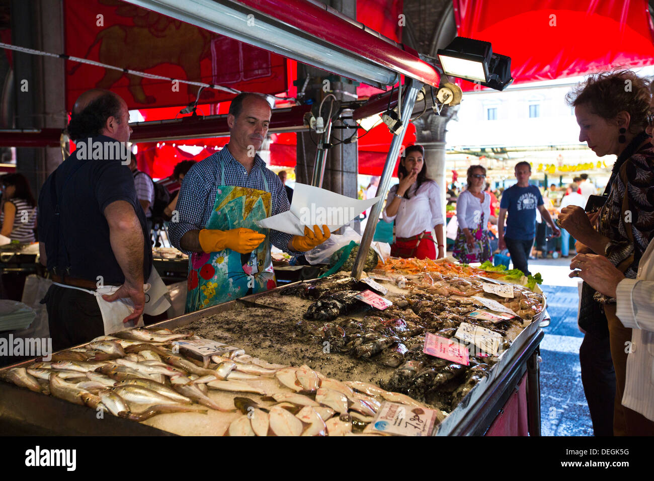 Persone che acquistano il pesce al mercato del pesce, il Tronchetto Mercato, Venezia, Veneto, Italia Foto Stock