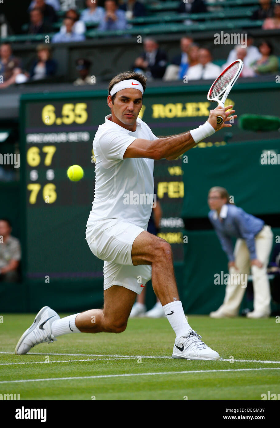 Roger Federer (SUI) in azione a campionati di Wimbledon 2013, Londra, Inghilterra. Foto Stock