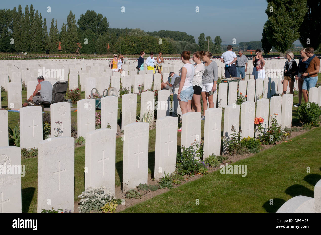 Headstone sostituzione e ri-incisione del Tyne Cot British War Cemetery in preparazione per il 2014 centenario del focolaio di WW1 Foto Stock