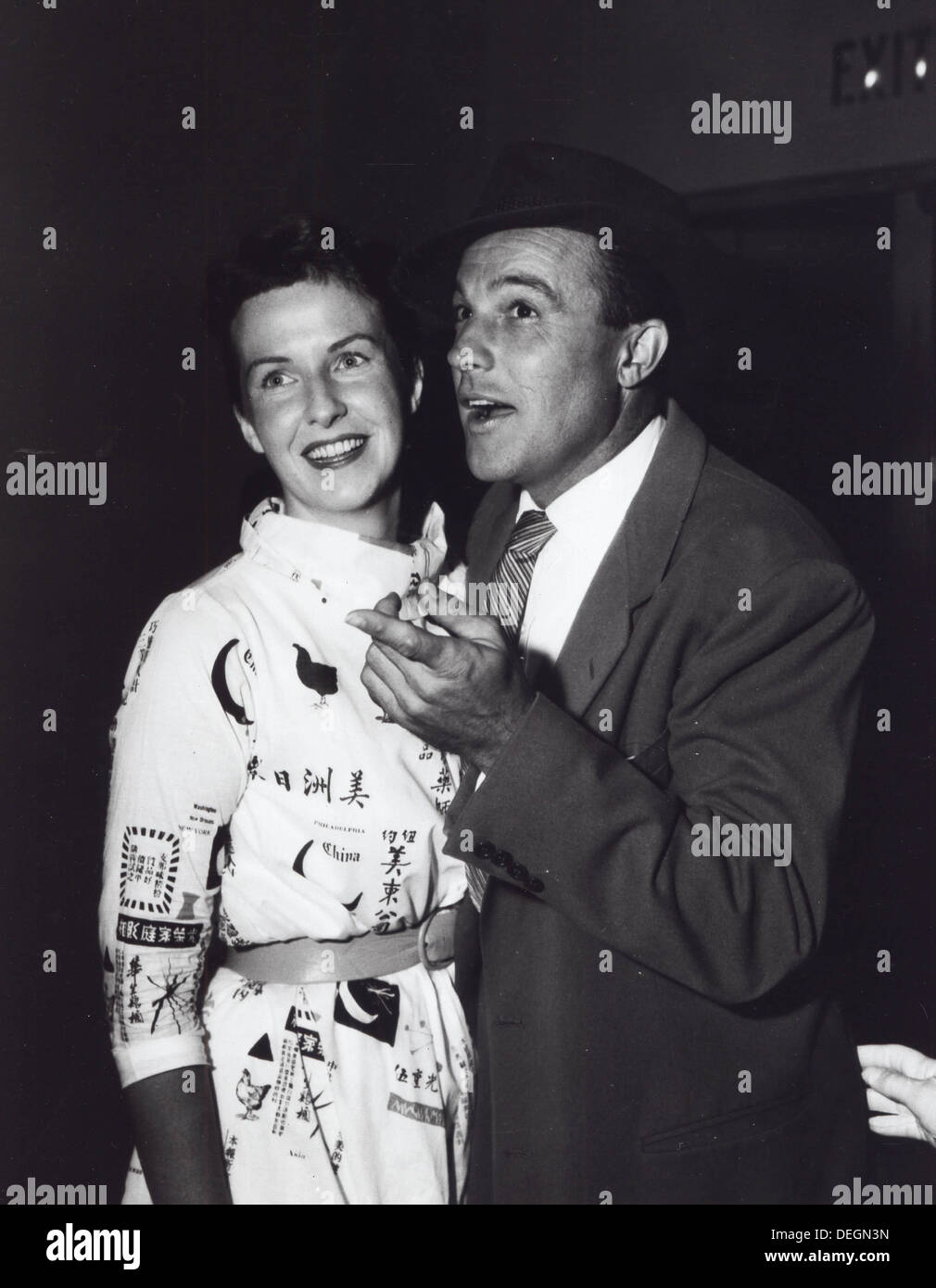 Il gene Kelly con la moglie Jean alla premiere di Brigadoon.fornito da foto, inc.(Immagine di credito: © fornito dal mondo foto, Inc/Globe foto/ZUMAPRESS.com) Foto Stock