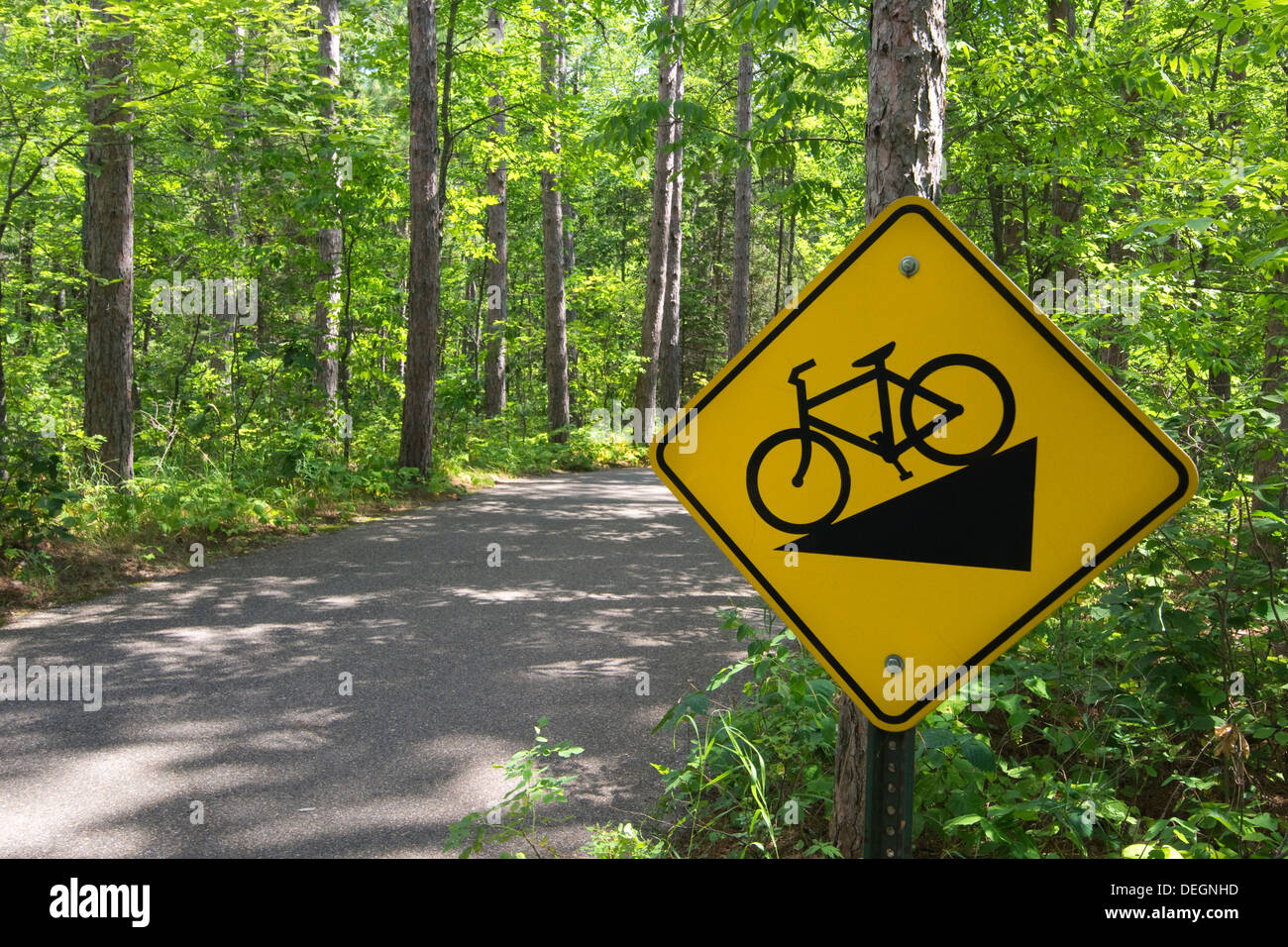 Discesa in bicicletta segno sul sentiero in Itasca State Park, Nord del Minnesota, Stati Uniti d'America Foto Stock